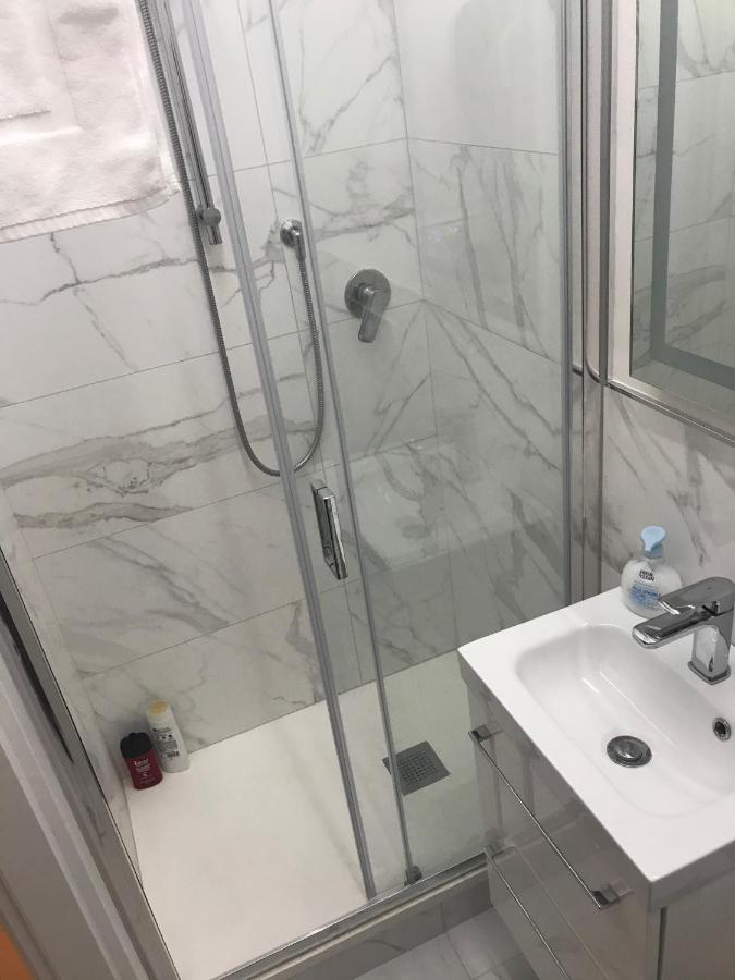Tra Le Torri B&B - Ampia Stanza Privata In Appartamento Con Bagno Privato Accessibile Da Corridoio Bologna Kültér fotó