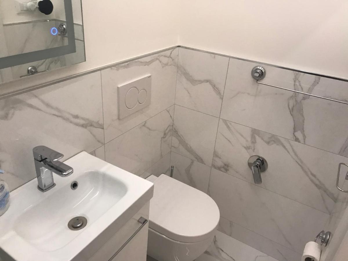 Tra Le Torri B&B - Ampia Stanza Privata In Appartamento Con Bagno Privato Accessibile Da Corridoio Bologna Kültér fotó